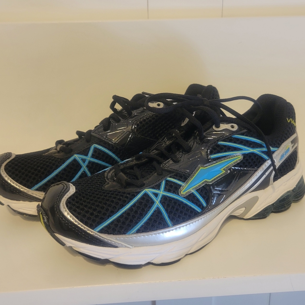 Size 8 women's Avia 5697 SGRII running shoe